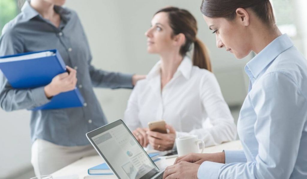 Letnia damska odzież biznesowa