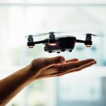 Czy żeby latać dronem należy mieć specjalne uprawnienia