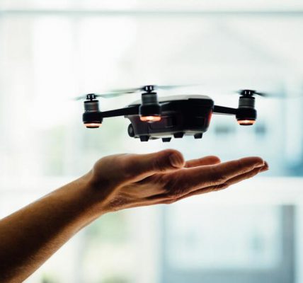 Czy żeby latać dronem należy mieć specjalne uprawnienia