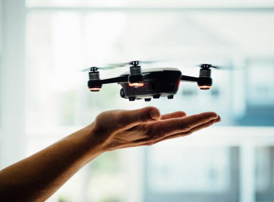 Czy żeby latać dronem należy mieć specjalne uprawnienia