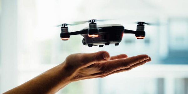 Czy żeby latać dronem należy mieć specjalne uprawnienia